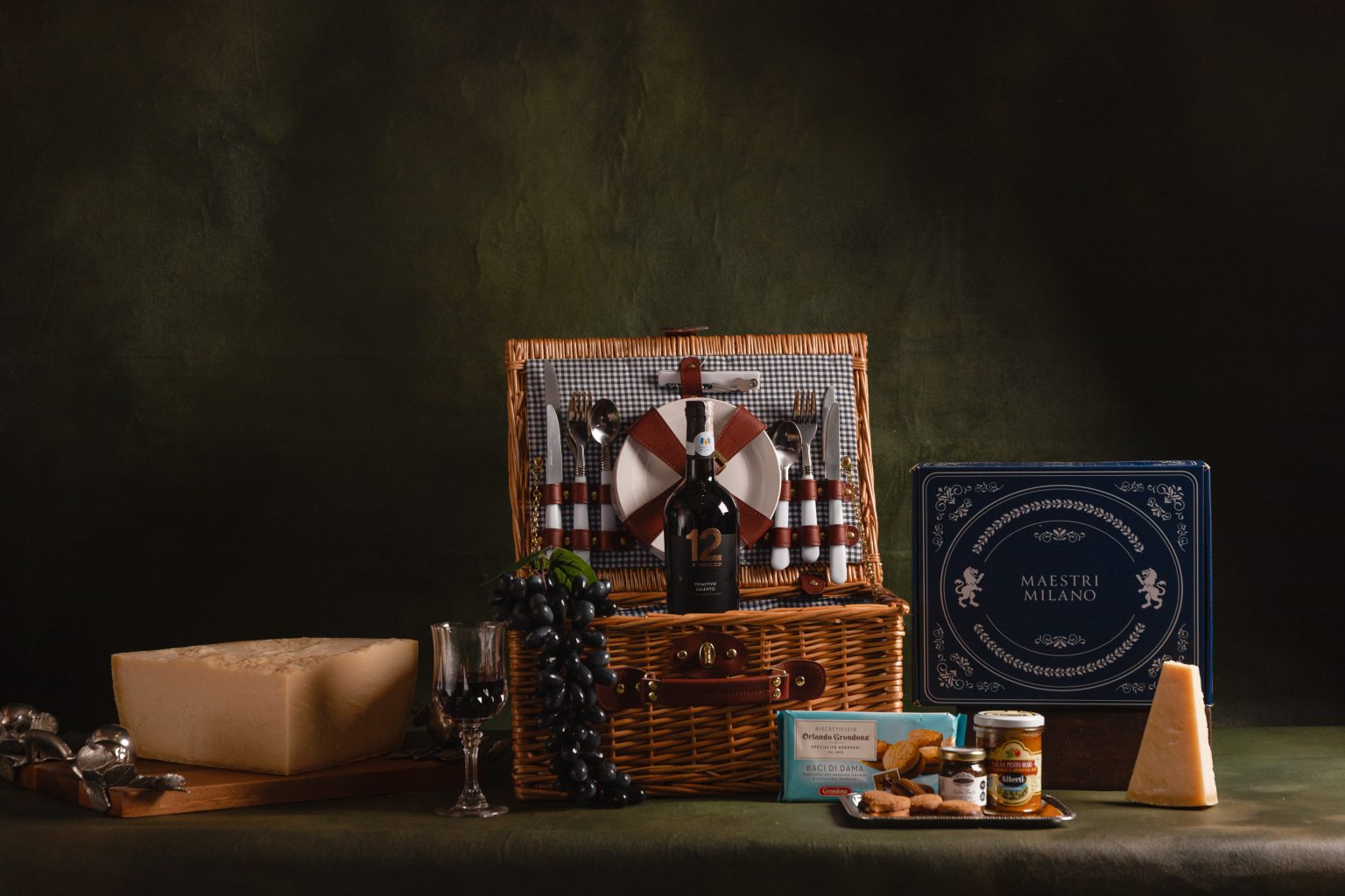 Ancheta italiana con vinos y productos gourmet